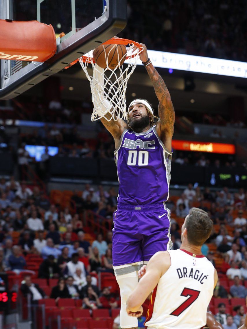 Kings vencen a Heat con doble doble de Cauley-Stein