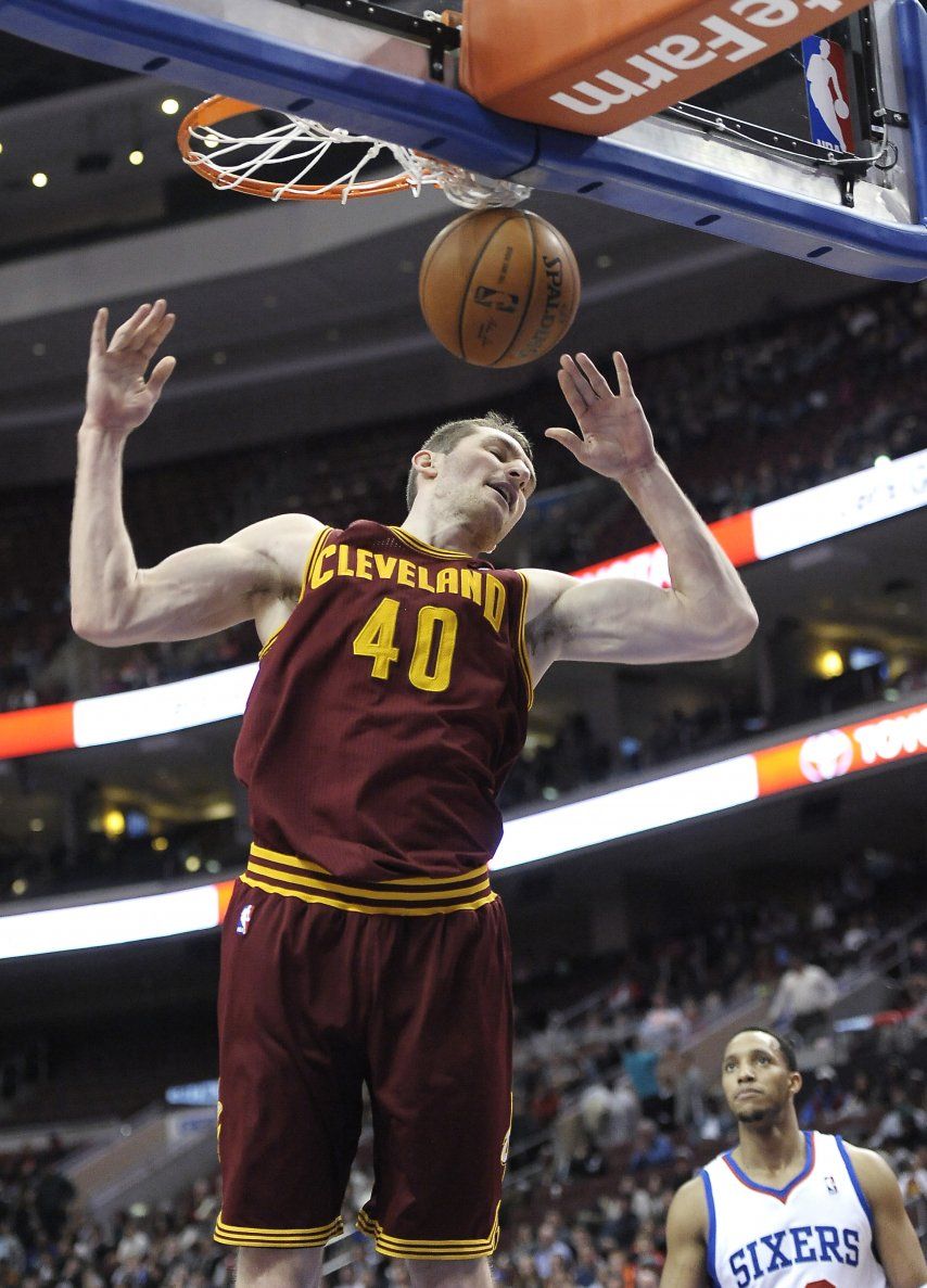 Cavs aplastan a 76ers; noche tranquila para Irving