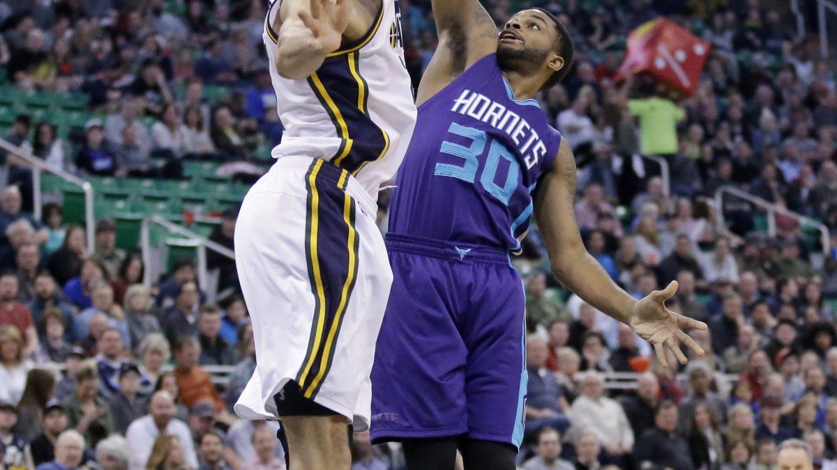 Hood anota 24 puntos en la victoria de Jazz sobre Hornets