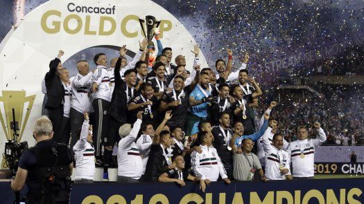 Mujer se lesiona al caer en Soldier Field durante final