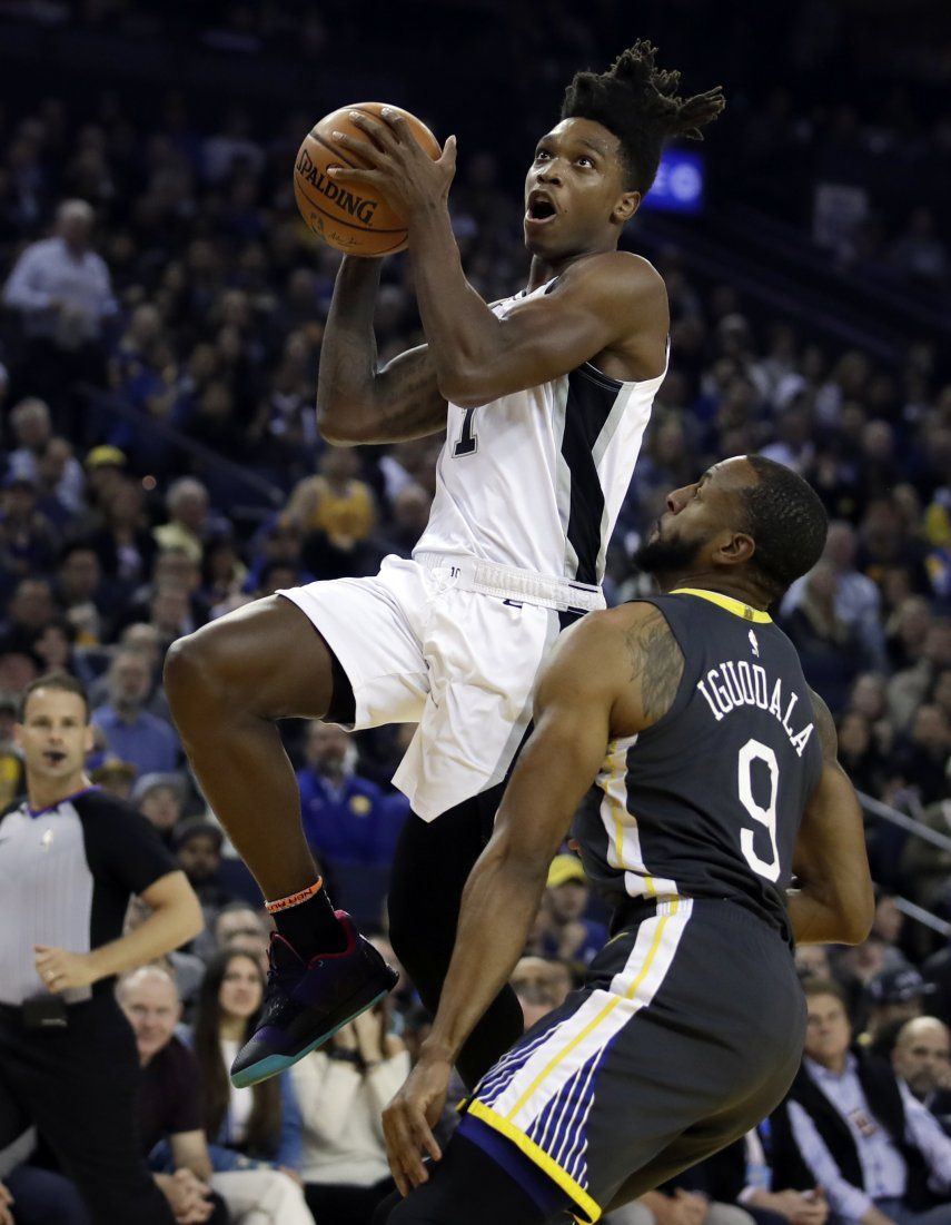 Warriors barren a Spurs 141-102 comandados por Thompson