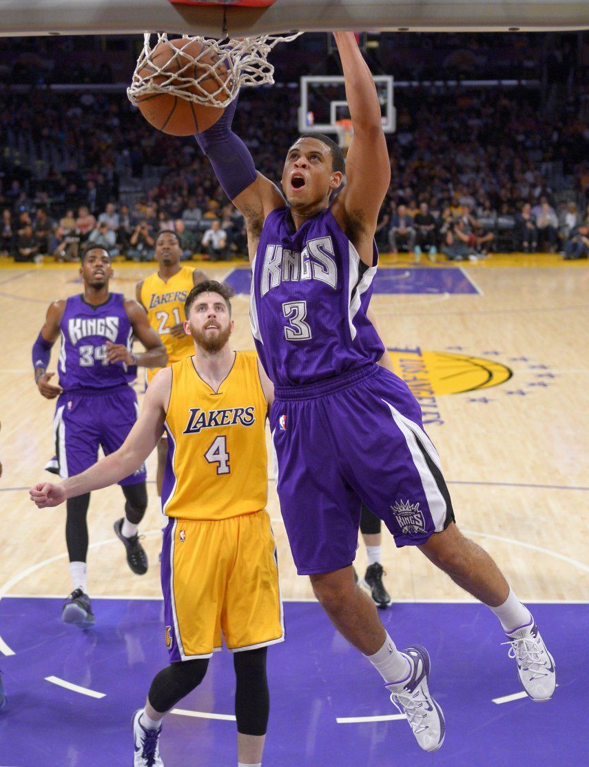Los Kings ganan 122-99 a los Lakers, en peor temporada de LA