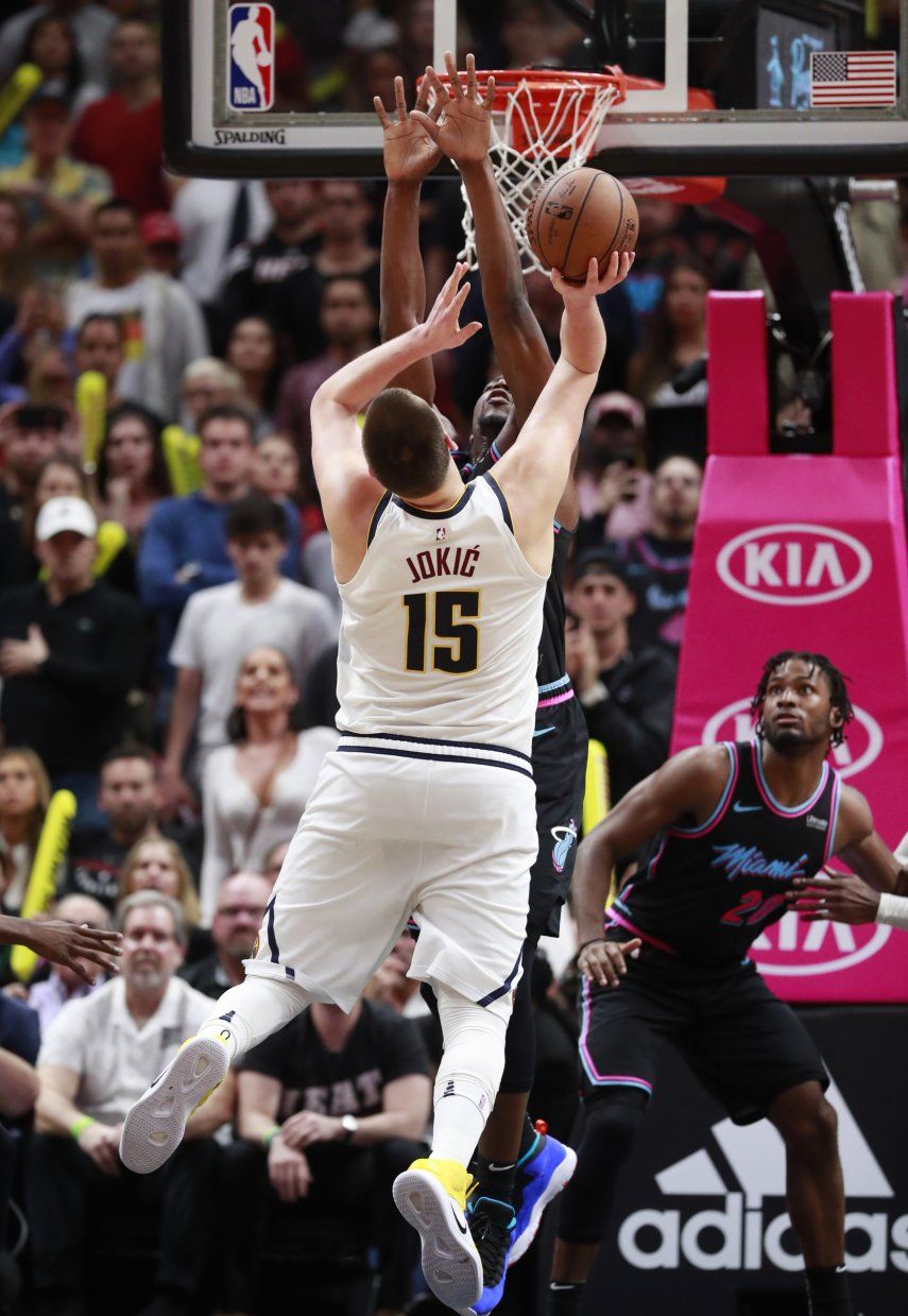 Jokic logra triple-doble y Nuggets ganan 103-99 al Heat