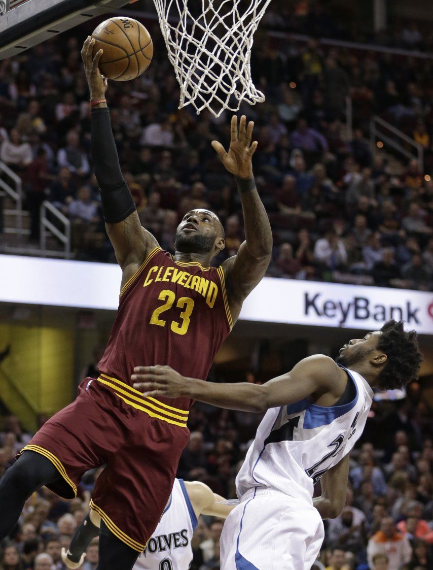 LeBron e Irving sacan a Cavs del bache