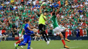 México arrolla a El Salvador con un 3-1 en debut en Grupo C de Copa Oro