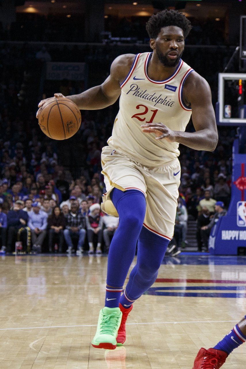 Embiid brilla en Navidad; 76ers derrotan a Bucks