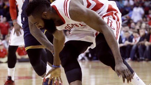 Harden anota 33 y Rockets vencen a Cavs en prórroga