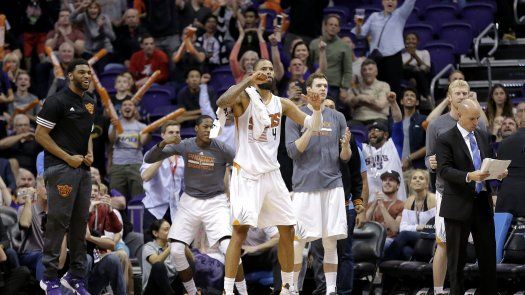 Con triple de Teletovic, Suns superan a Wolves