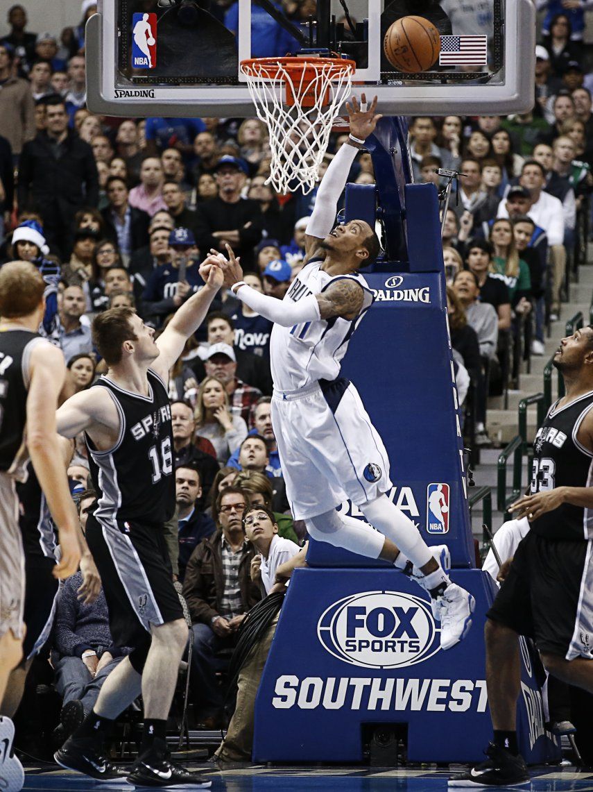 Ellis luce con Mavs, que vencen a Spurs