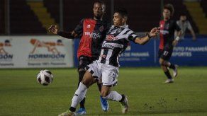 Luis Zúñiga y Jorge Gutiérrez durante el partido de ida de las semifinales de la LPF.