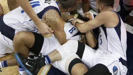 Mavericks se imponen a Kings en 2 prórrogas