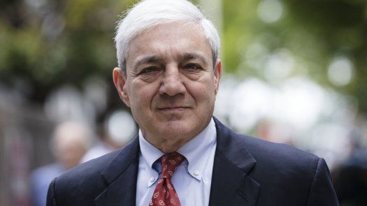 Jueza desecha veredicto contra exrector de Penn State