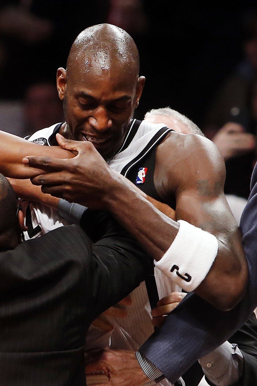 Tras riña entre Howard y Garnett, Rockets vencen a Nets