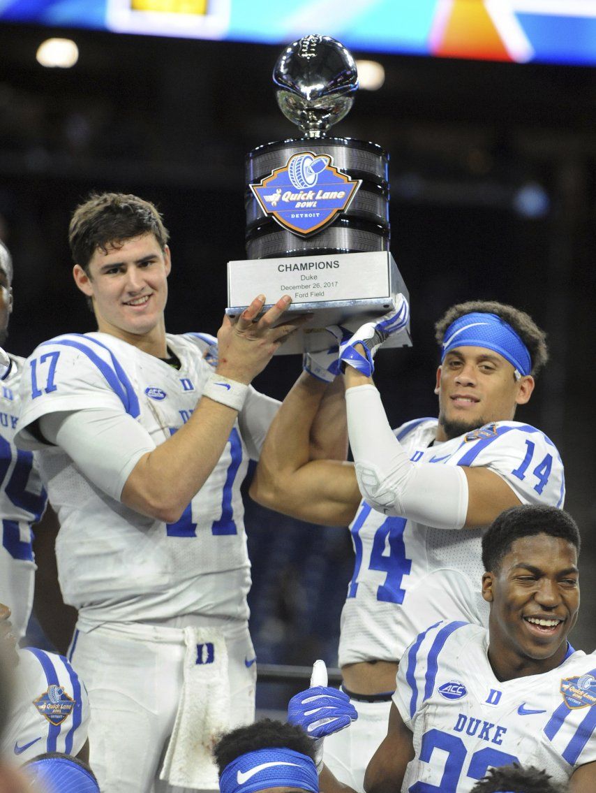 Jones guía a Duke a victoria en Quick Lane Bowl