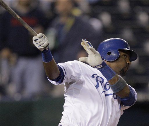 MLB: Reales 6, Atléticos 3; Betemit jonronea con bases llenas