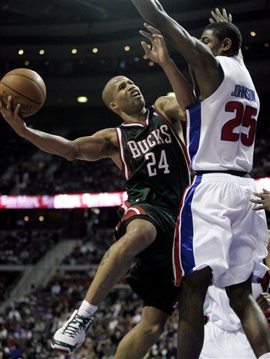 NBA: Bucks 92, Pistons 86; Jefferson anota 29 puntos