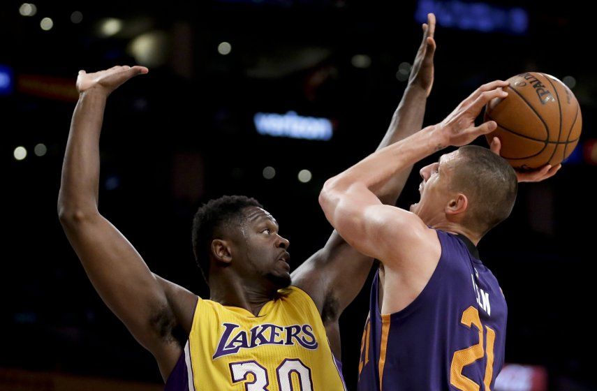 Knight impulsa a Suns en su victoria sobre Lakers
