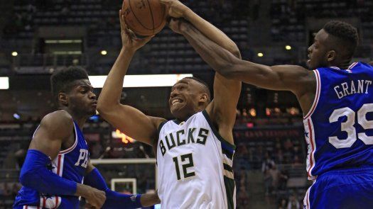 Bucks vencen a 76ers, en el regreso de Parker