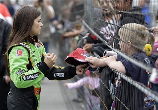 Brasileño Castroneves gana salida preferencial en Indy 500