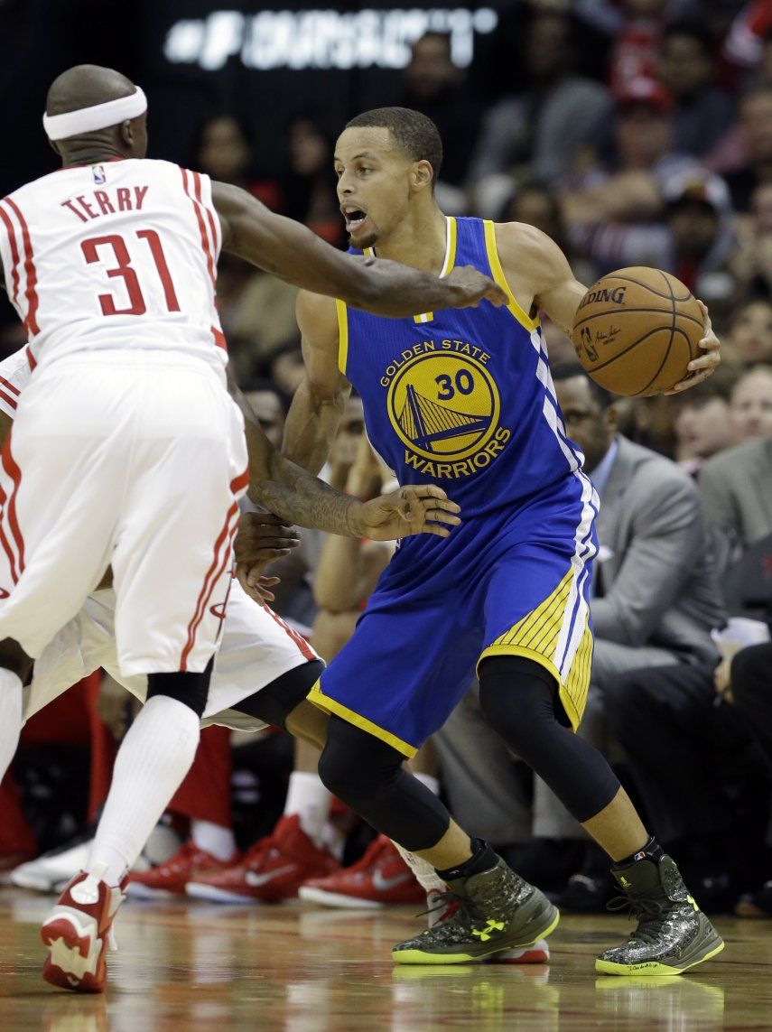 Curry y los Warriors conservan el invicto