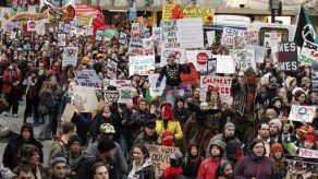 Invierno: Miles de manifestantes protestan durante inauguración