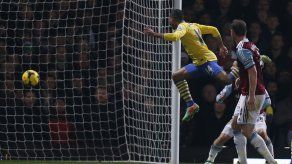 Arsenal gana y es líder en la Premier