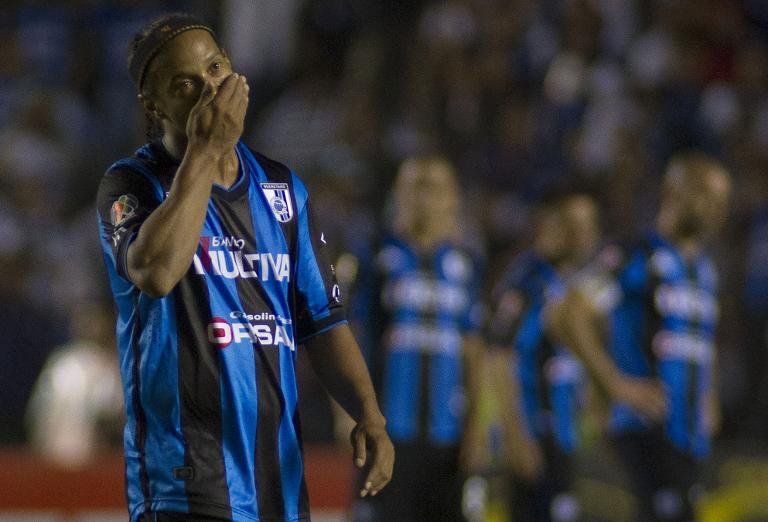 Querétaro gana con gol de Ronaldinho y sigue vivo en el fútbol mexicano
