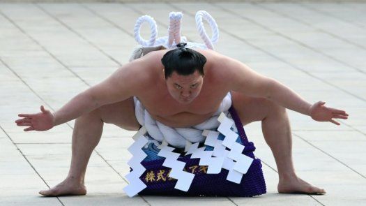 Reprenden a campeón de sumo en Japón por impulsar al público a batir palmas