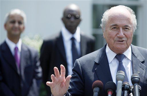 Al recibir a Blatter, Obama apoya nuevo mundial de fútbol en EEUU