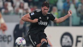 MÍRALO AQUÍ. Dusan Vlahovic anota un golazo de tiro libre