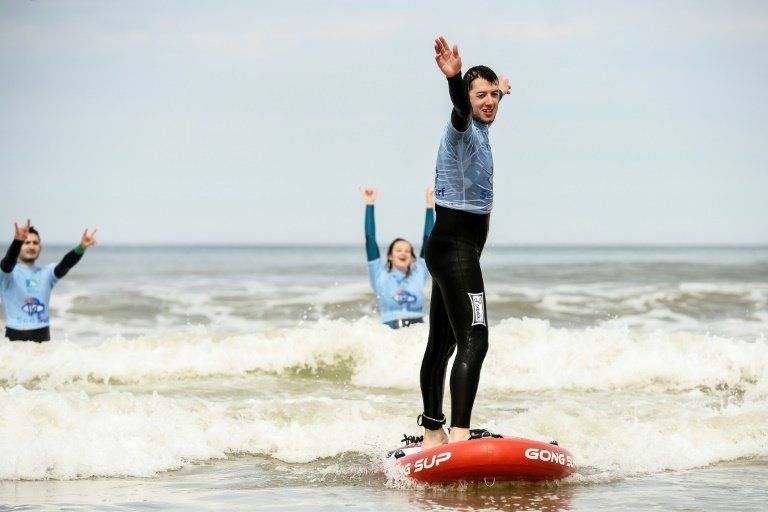 Surf y discapacidad visual, una barrera rota por un grupo de jóvenes en Lacanau