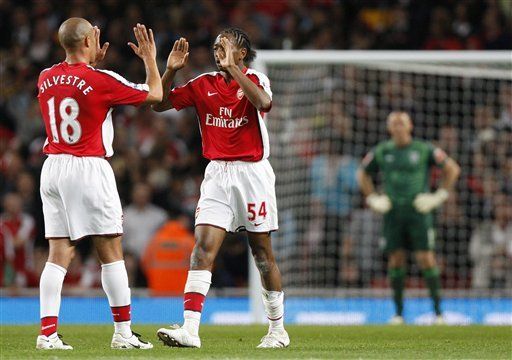 Vela marca en victoria del Arsenal en Copa de la Liga