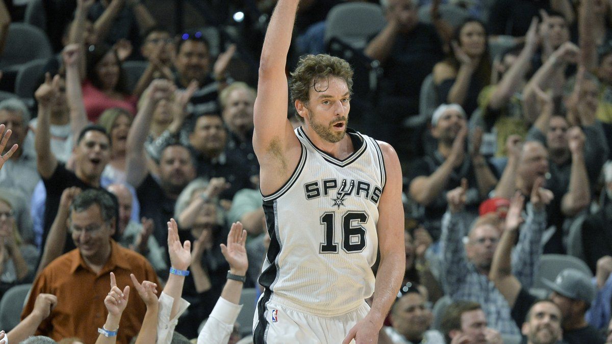 Leonard anota 25 y Spurs humillan a Cavs