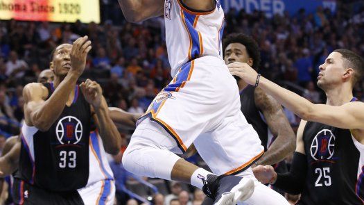 Con triple doble de Westbrook, Thunder vence a Clippers