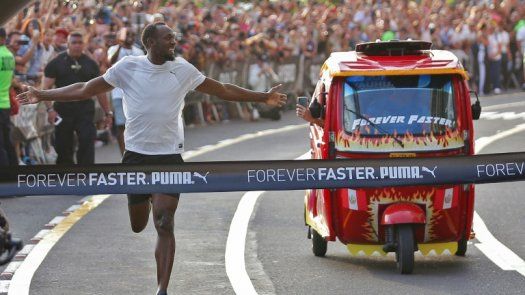 Usain Bolt vence a una mototaxi en exhibición en Perú