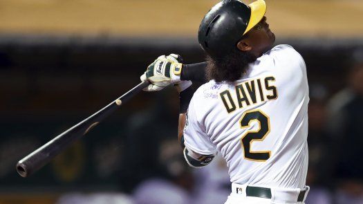 Davis batea con camiseta firmada, Atléticos arrollan Rangers