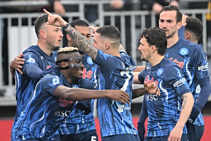 Napoli gana ante el Venecia y se acerca al Inter