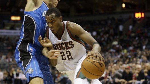 Middleton vuelve a anotar 30 puntos en triunfo de Bucks