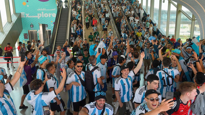 Qatar 2022: En el metro de Doha bajaron los decibelios del México vs Argentina Foto: Telám&nbsp;
