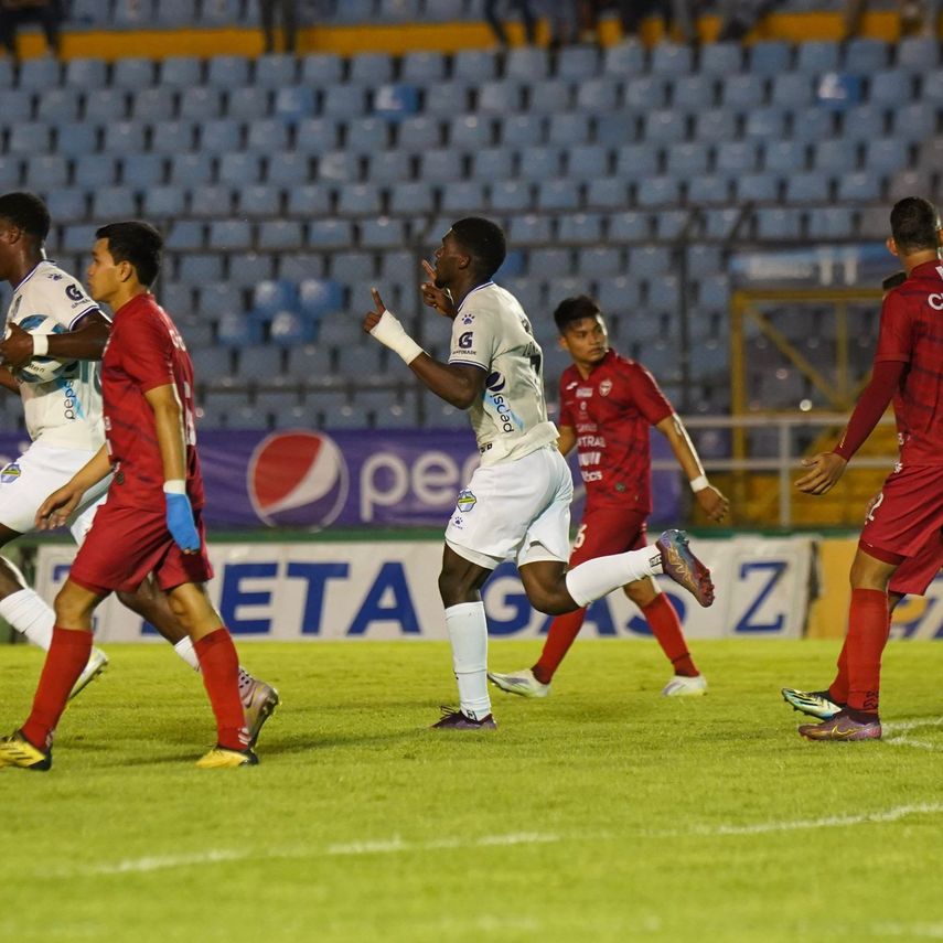 Azarías Londoño protagonista con gol con Comunicaciones