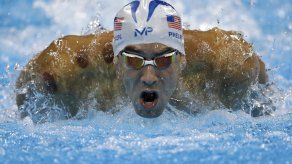 Phelps reacciona y avanza a semis en los 200 mariposa