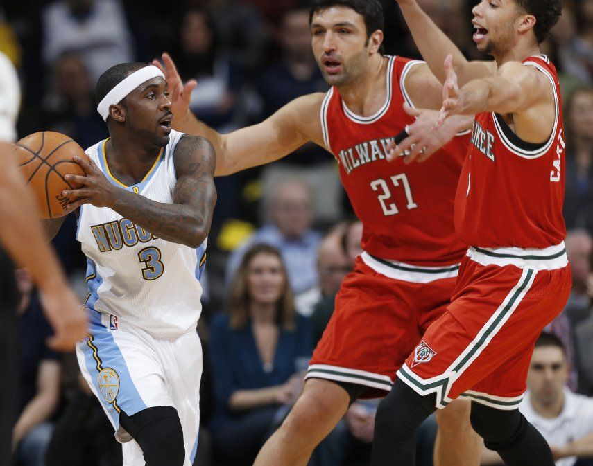 Tras despedir a entrenador, Nuggets vencen a Bucks