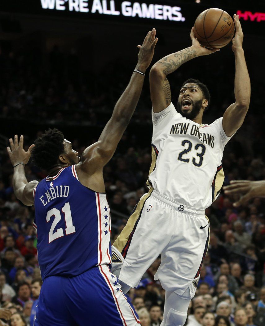 Embiid supera a Davis y 76ers vencen 121-120 a Pelicans