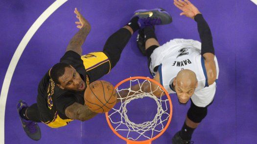Kelly guía a Lakers a victoria sobre Wolves