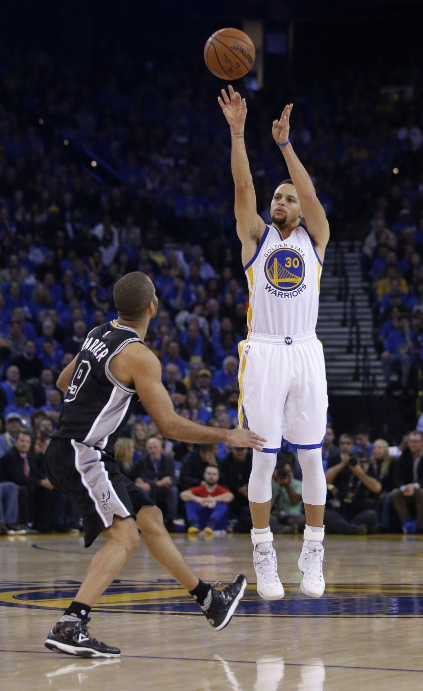 Curry vuelve a hacerlo y Warriors desmontan a Spurs