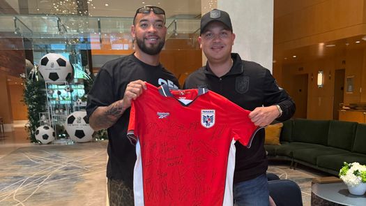 Edmundo Sosa recibe camiseta de la Selección de Panamá firmada Edmundo Sosa recibe camiseta de la Selección de Panamá firmada