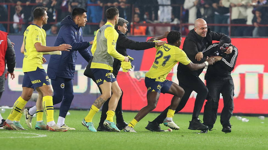 Jugadores del Fenerbahçe se van a los golpes con aficionados