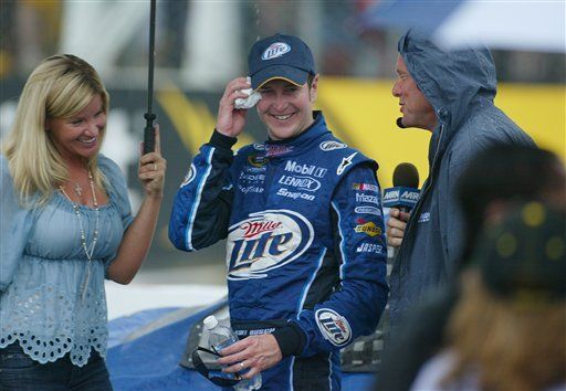 Kurt Busch gana carrera de NASCAR abreviada por lluvia