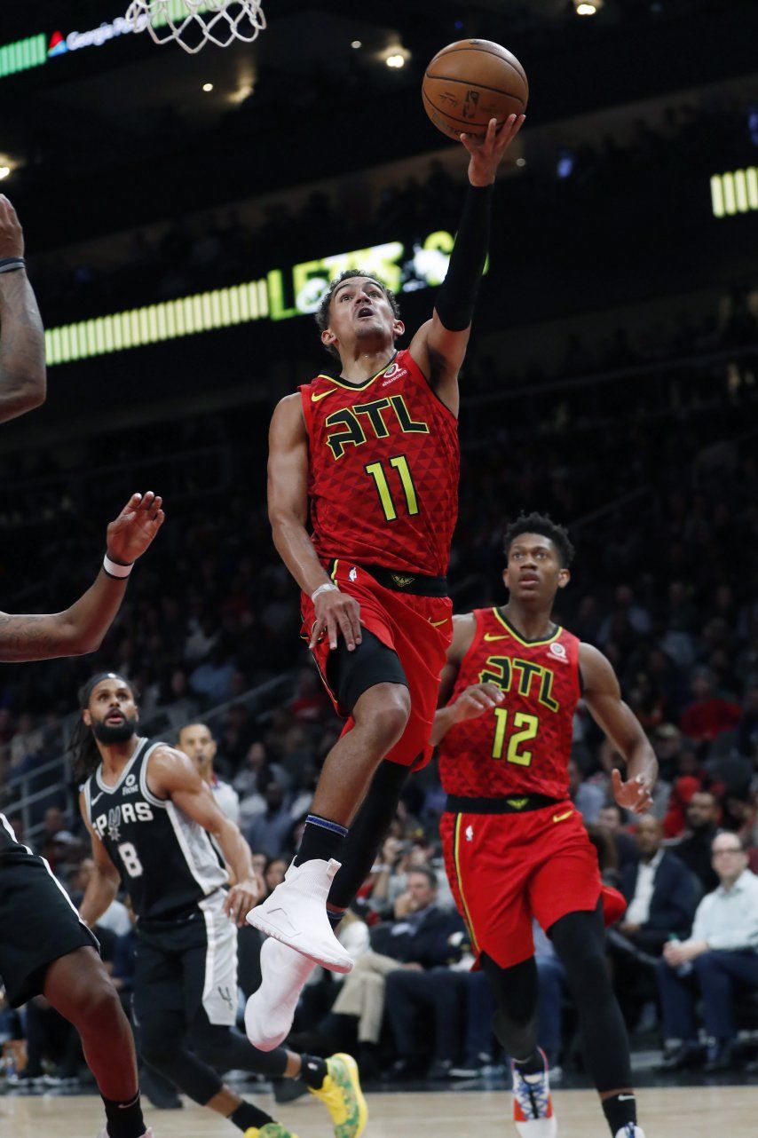 Young deslumbra en la 2da mitad; Hawks vencen a Spurs