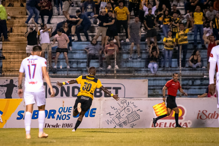 Carlos Small marcó el gol de la victoria del Real España ante Olimpia